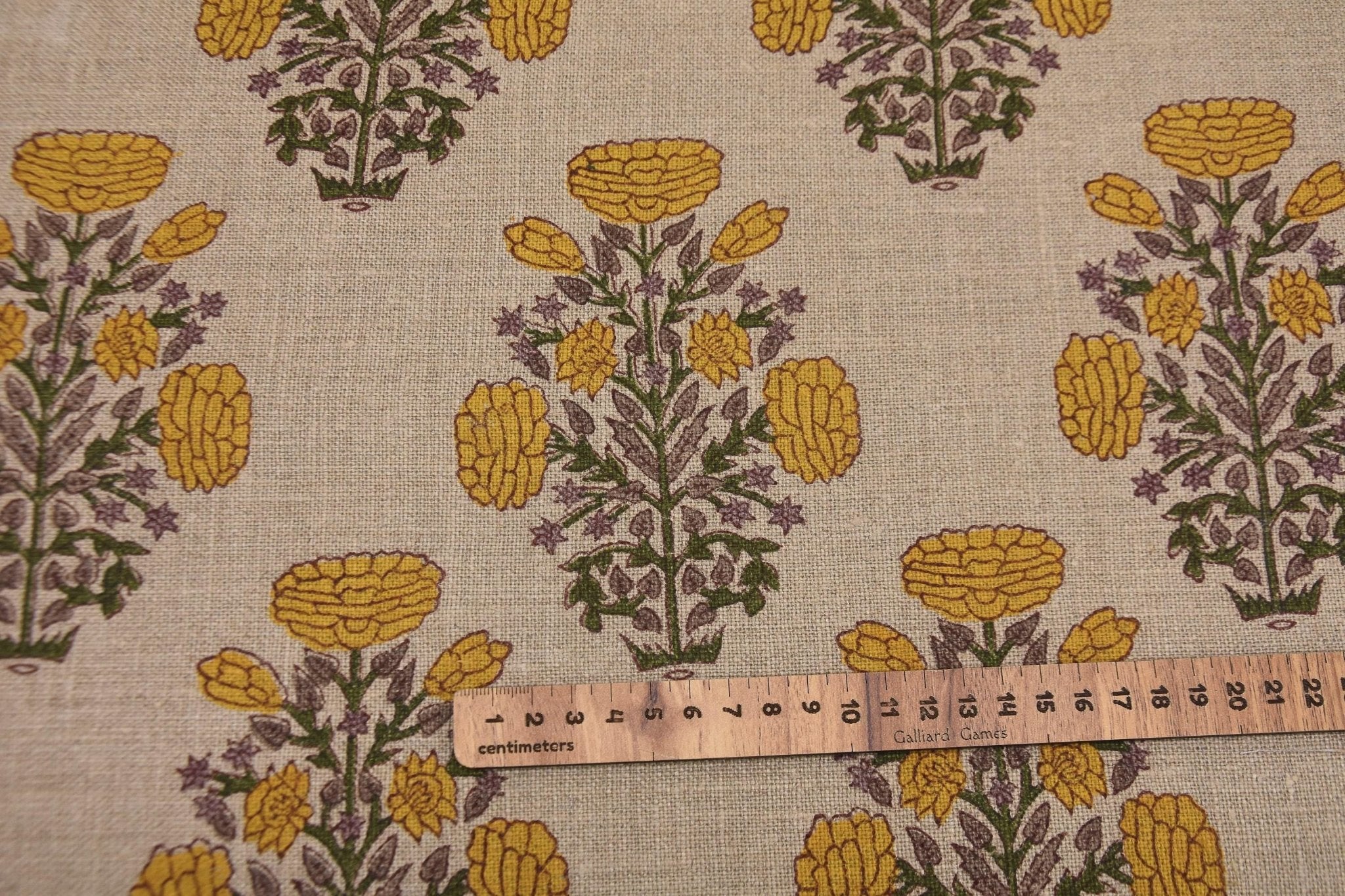 Pure linen frill pillow fabric for handmade home accessories
Eco-friendly block print linen for tablecloth and napkin ensembles
Bold floral linen fabric for rustic sofas and kitchen curtains.